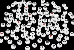 Kirjainhelmet, Valkoinen, Koko 7 Mm, Aukon Koko 1,2 Mm, 25 G/ 1 Pkk